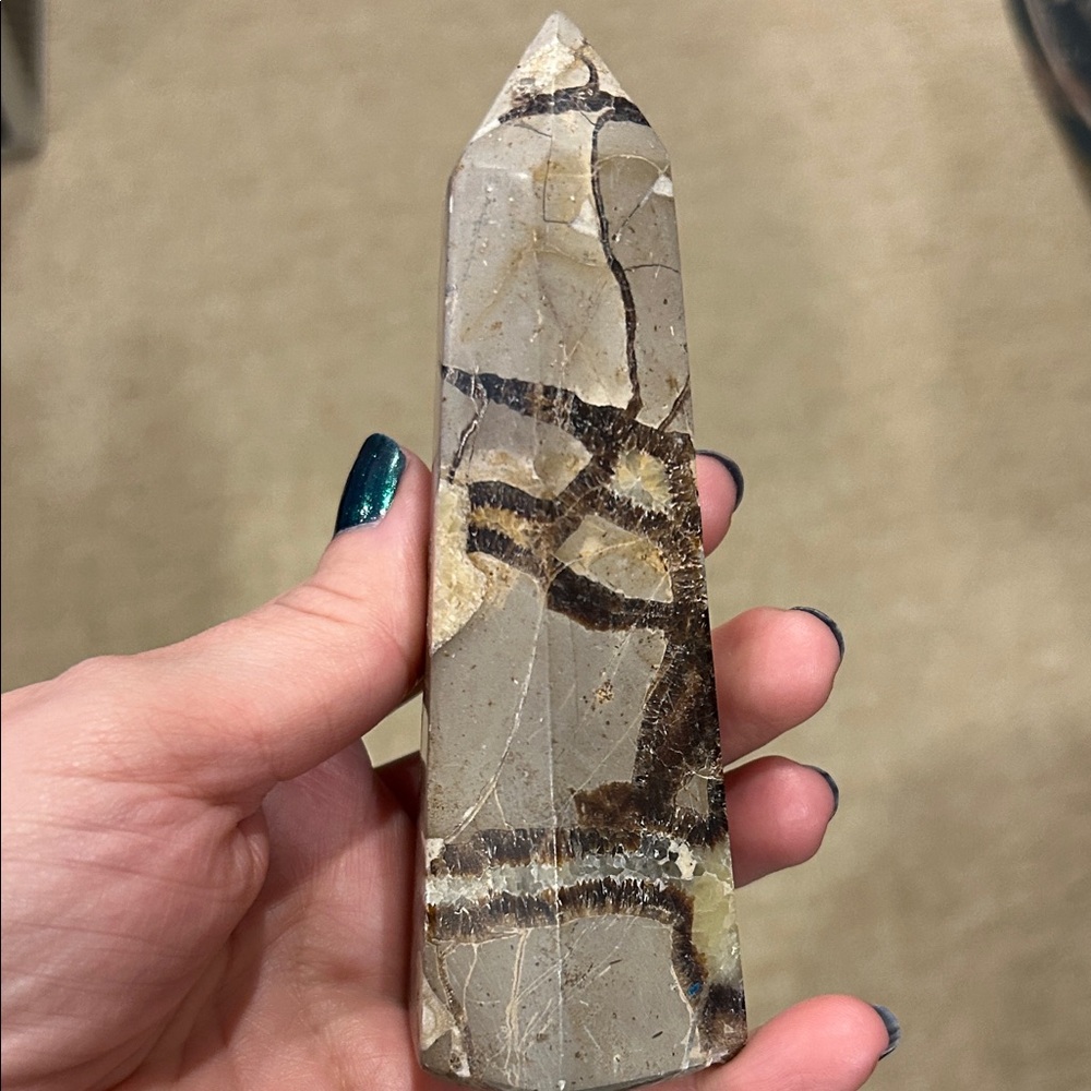 Natural Septarian Stone Obelisk - UV reactive - Picture 7 of 11